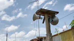 La voz del pueblo que resiste al paso del tiempo usando aun bocina en las comunidades