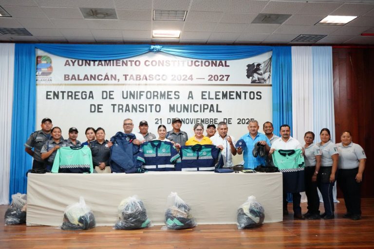 Balancán impulsa la seguridad vial: entregan nuevos uniformes a agentes de Tránsito Municipal