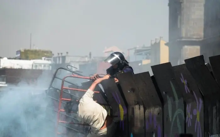 Caos en la “Generación Z”: Tres detenidos por tentativa de homicidio tras violenta protesta