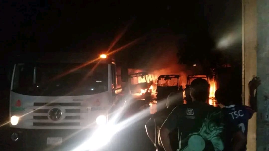 Fuego en Comalcalco! Camiones “Maringos” arden en llamas y causan pánico entre vecinos