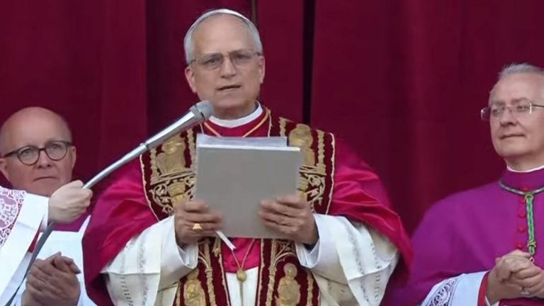 Histórico giro en el Vaticano: León XIV acepta la renuncia del pontífice español y lo convierte en el primero destituido