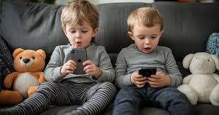 Antes de regalarle un celular a tu hijo esta Navidad: los riesgos ocultos que pocos padres conocen