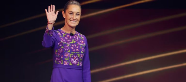 Claudia Sheinbaum, ícono de elegancia 2025 según The New York Times, con diseños artesanales mexicanos