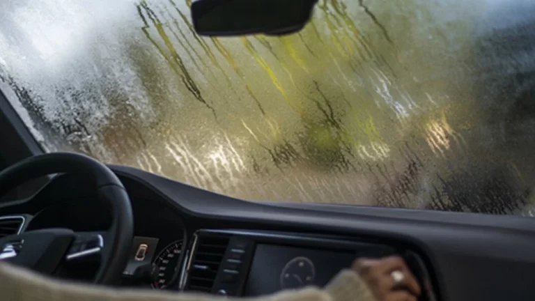 ¡Adiós al empañamiento! Trucos sencillos para mantener los cristales del coche siempre despejados
