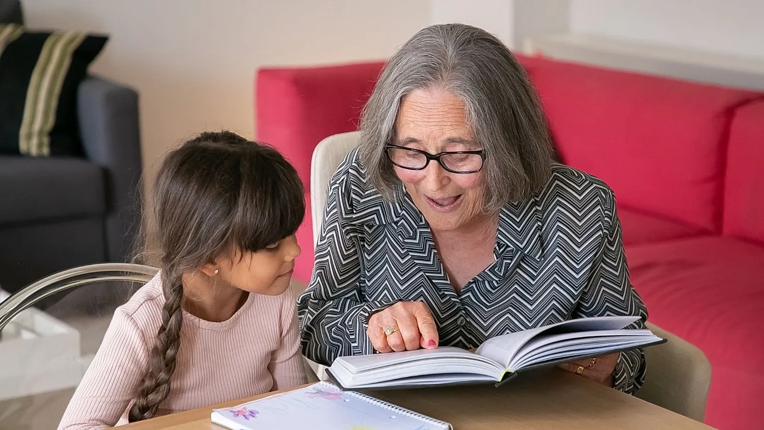 Cuidar y educar a los nietos fortalece el cerebro: estudio revela beneficios sorprendentes en los abuelos