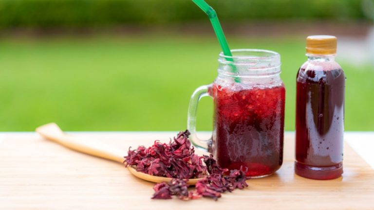 Agua de jamaica: la bebida natural que ayuda al corazón, al peso y a la digestión