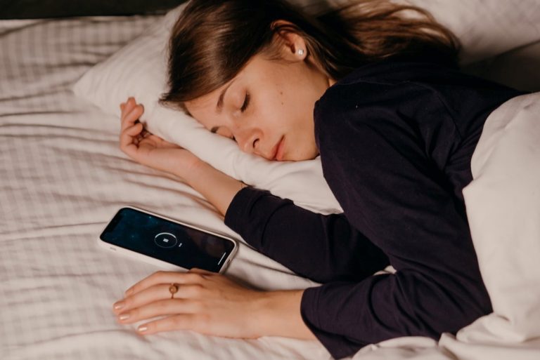 Dormir con el celular cerca podría estar arruinando tu descanso, advierten expertos