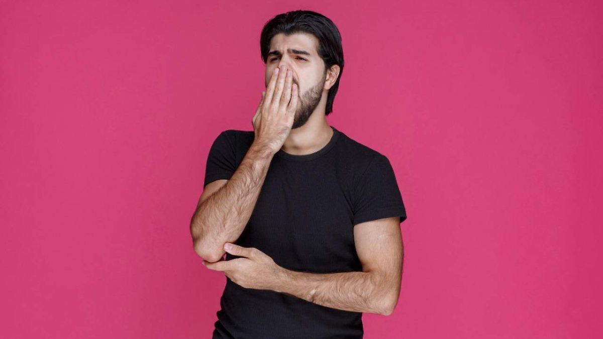 Mal aliento persistente podría ser señal de cáncer, advierten oncólogos