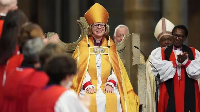 Sarah Mullally rompe siglos de tradición y se convierte en la primera mujer arzobispa de Canterbury