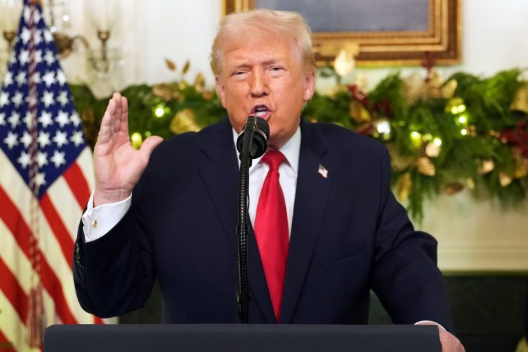 Trump borra polémico mensaje de su red social y desata sospechas