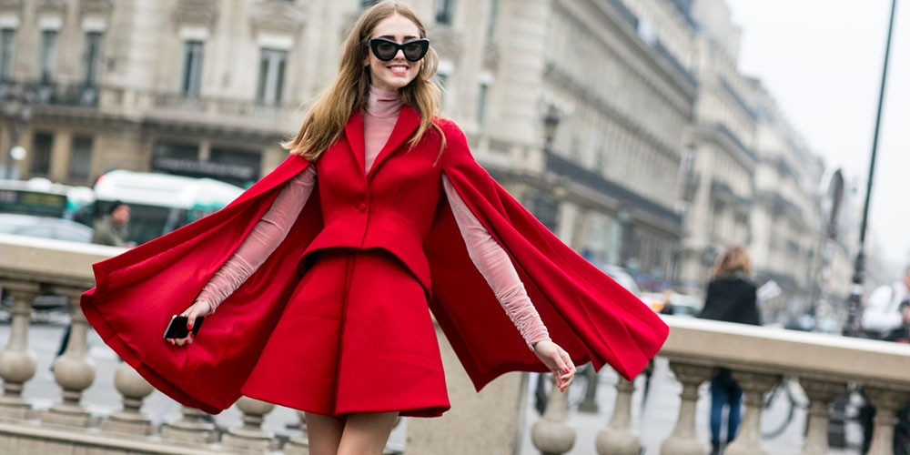 Vestir de rojo todos los días: lo que revela tu mente según la psicología