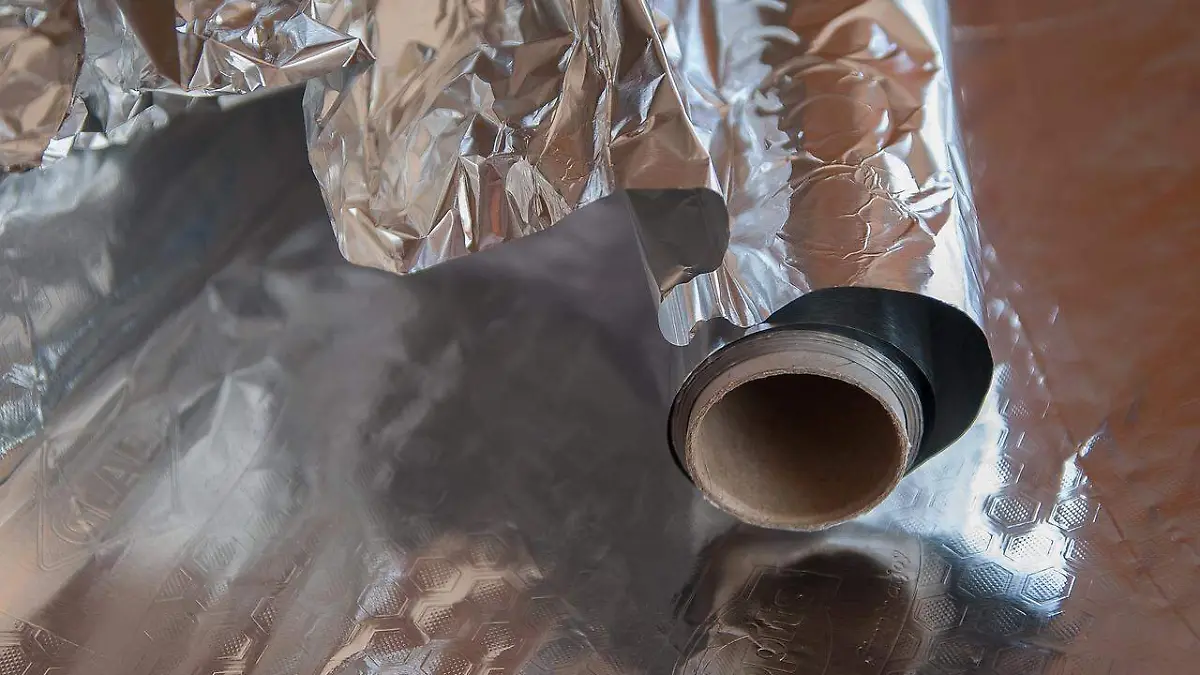 ¡Cuidado en la cocina! Revelan por qué recalentar comida en papel aluminio podría dañar tu salud